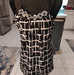 NWOT Heart & Soul Black/white sleeveless top w decorative Gem neckline. Medium